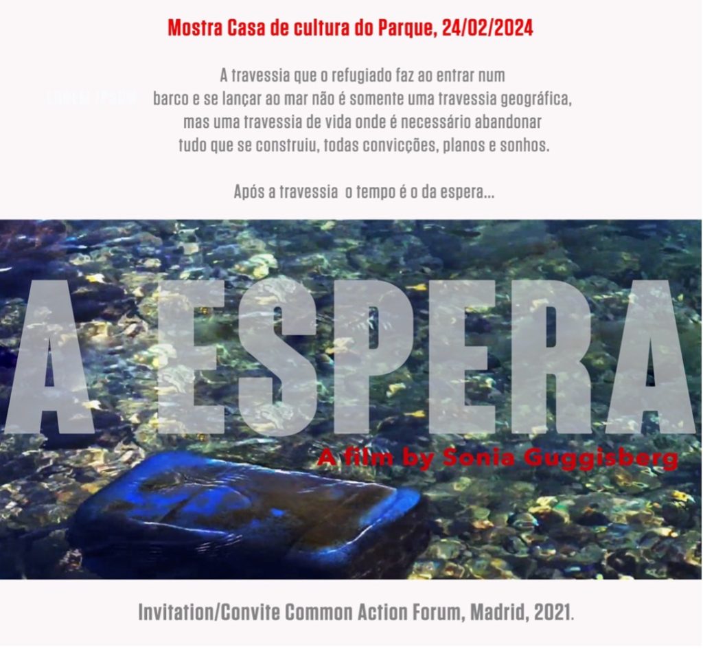 Cartaz do filme A Espera de Sonia Guggisberg, exibido na Mostra Casa de Cultura do Parque em 24 de fevereiro de 2024. A imagem mostra uma mala azul submersa na água, com o título em letras grandes “A ESPERA”. O texto descreve a travessia de refugiados como uma experiência de abandono de convicções e sonhos, seguida pelo tempo da espera.
