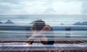 FRONTEIRAS INVISIVEIS consistiu em contrapor elementos da natureza como o horizonte de montanhas, arvores e corpos com o elemento plástico, gerando um jogo de forças pelo antagonismo do material de forma visual, real e tb metafórica. Até mesmo o espaço arquitetônico da estação cultural se tornou objeto de experimentação.